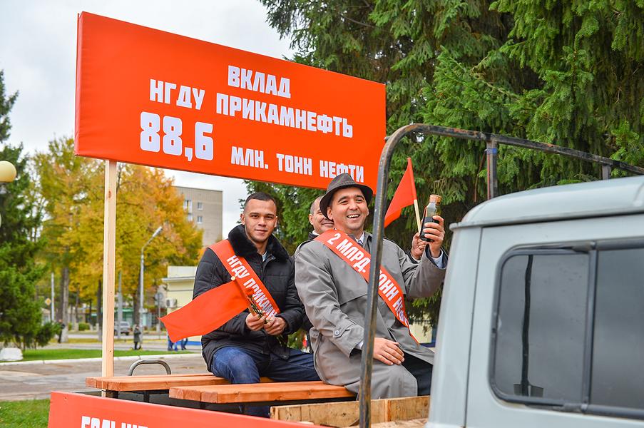 «Татнефть» отметила добычу второго миллиарда тонн нефти реконструкцией парада