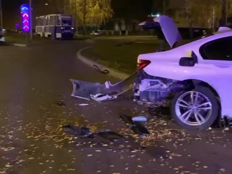 В Челнах водитель BMW разнес остановочный павильон и влетел в столб