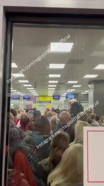 В казанском аэропорту выстроились огромные очереди - прилетели три рейса одновременно