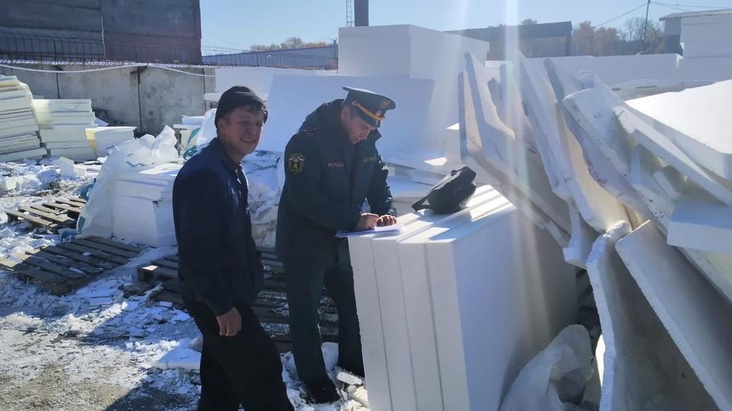 Казанские пожарные потушили огонь на складе в Московском районе