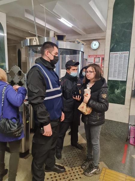 Казанец поскандалил с полицейскими в метро из-за маски
