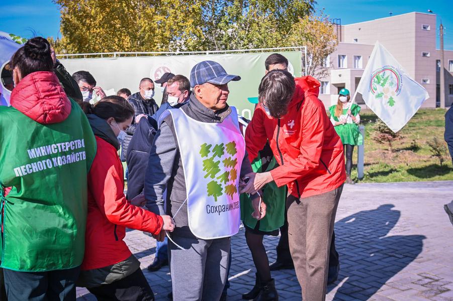 Рустам Минниханов высадил деревья около ДРКБ в рамках акции «Сохраним лес» Рустам Минниханов высадил деревья около ДРКБ в рамках акции «Сохраним лес»