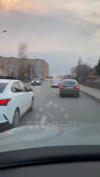 В Казани двое мужчин напали на машину «Яндекс. Такси» посреди дороги