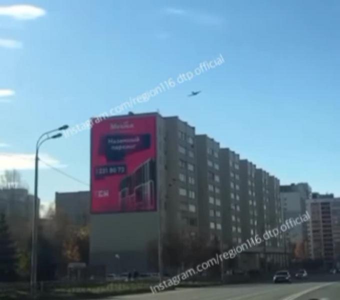 Жителей Казани напугал самолет, который очень низко пролетал над крышами домов