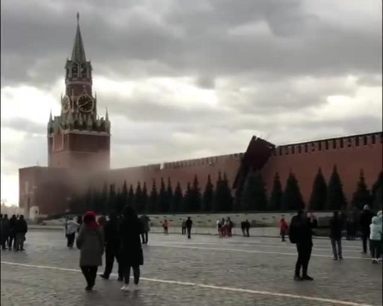 Сильный ветер повалил строительные леса у Кремля