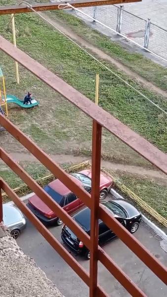 Житель Нижнекамска снял на видео молодежь, разбивающую легковушку