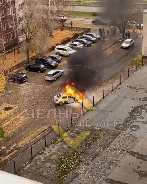 В Челнах огонь уничтожил «Рено» службы такси «Яндекс»
