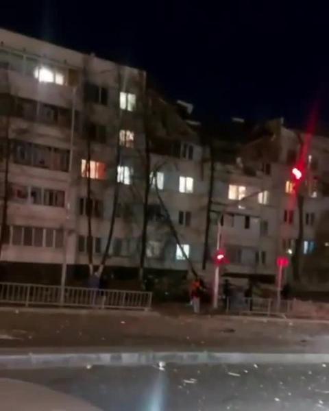 Опубликованы фото и видео с места взрыва жилого дома в Челнах
