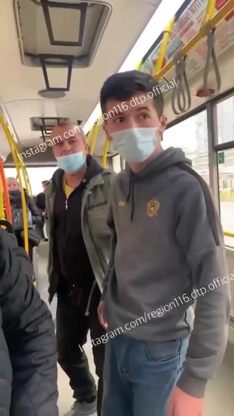 На видео попал кулачный бой между кондуктором и пассажиром казанского автобуса