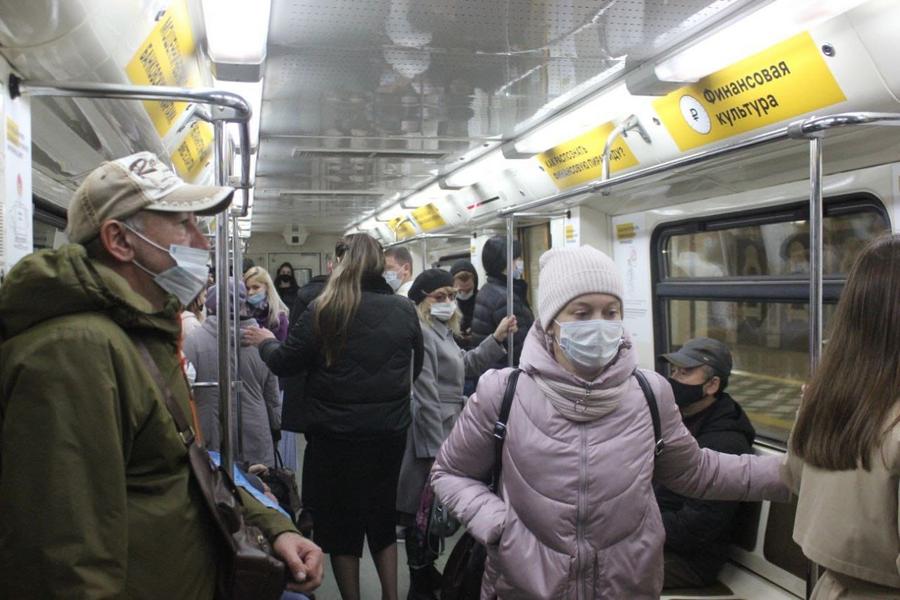 Казанец поскандалил с полицейскими в метро из-за маски