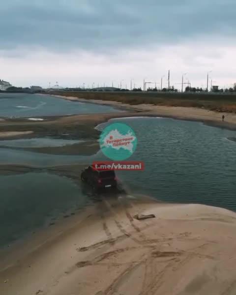 Казанцы ругаются на блогеров, прокатившихся по островкам на обмелевшей Казанке