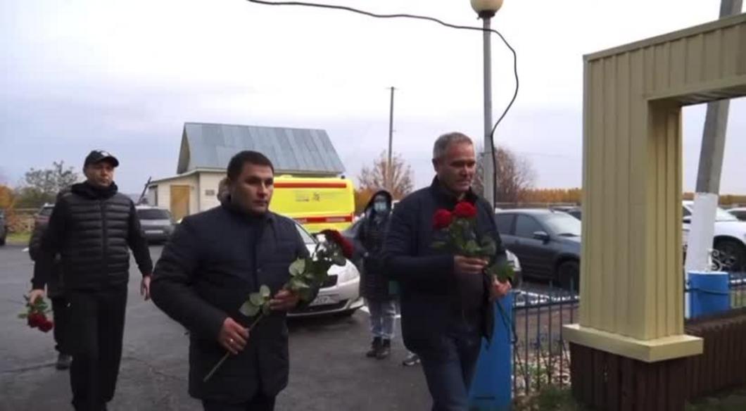 В Мензелинске у аэроклуба, где разбился самолет, установили стихийный мемориал