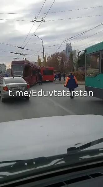 Автобус и трамвай столкнулись в центре Казани: восемь пострадавших