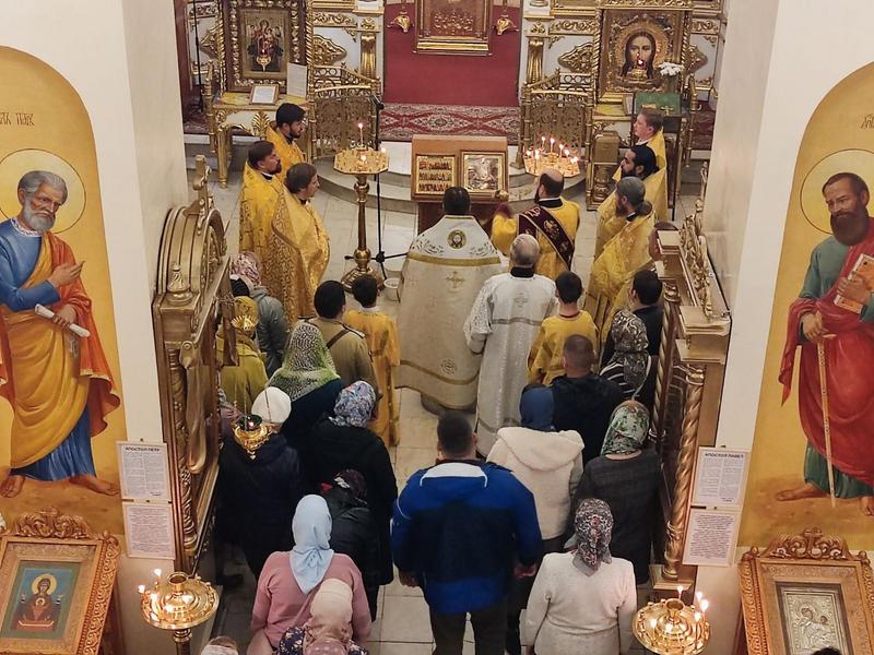 «Мы чувствует, как за нас молятся»: в Нижнекамске прошла литургия с молением за мир и о военнослужащих