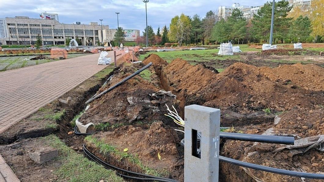 В Челнах приступили к установке главной новогодней елки города