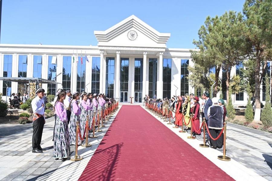 Минниханов открыл первый зарубежный филиал в Узбекистане