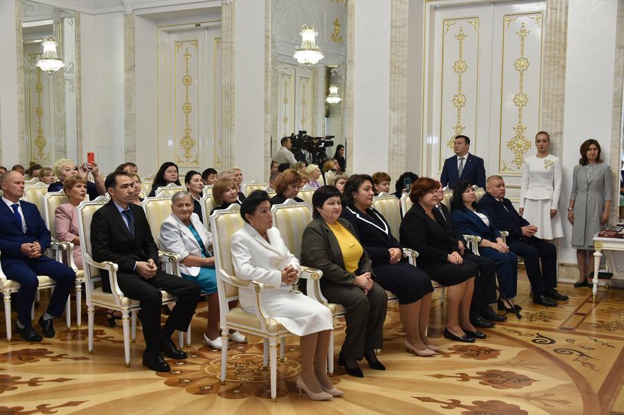 Рустам Минниханов вручил государственные награды педагогам Татарстана