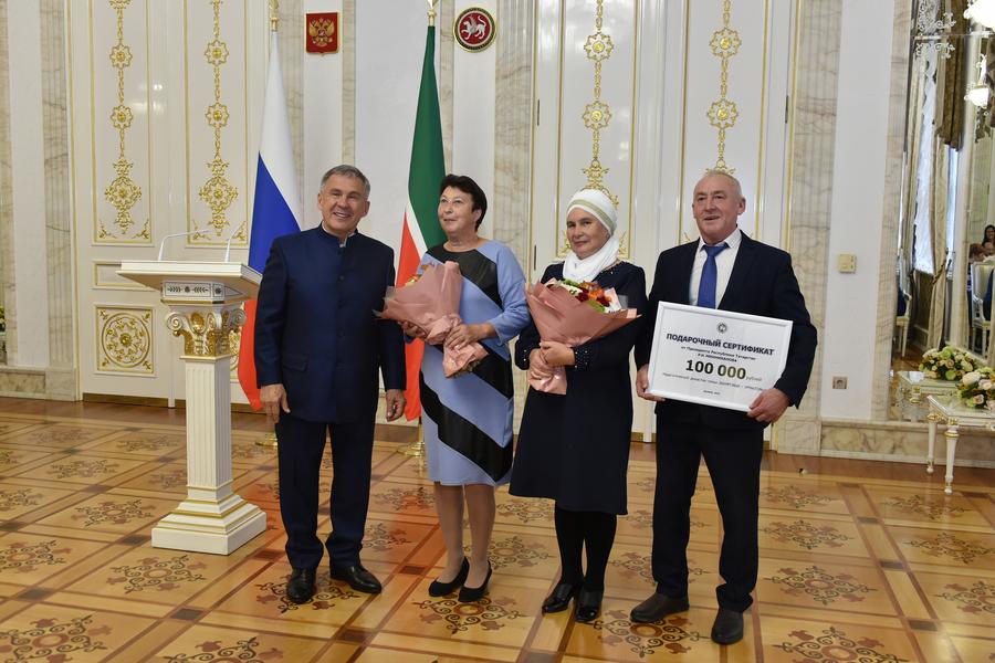 Рустам Минниханов вручил государственные награды педагогам Татарстана