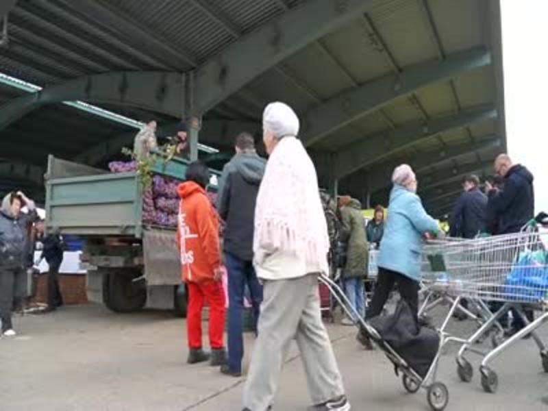 На сельскохозярмарке в Агропромышленном парке «Казань» Минниханов осмотрел продукцию и поговорил с фермерами