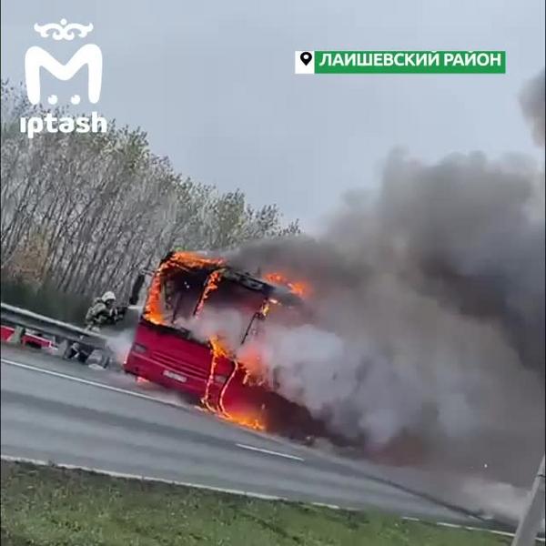 На выезде из Казани в сторону аэропорта сгорел автобус