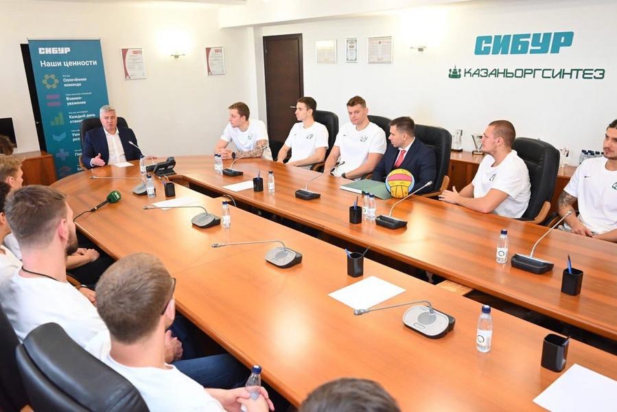 Ватерполисты клуба «КОС-Синтез» посетили «Казаньоргсинтез»