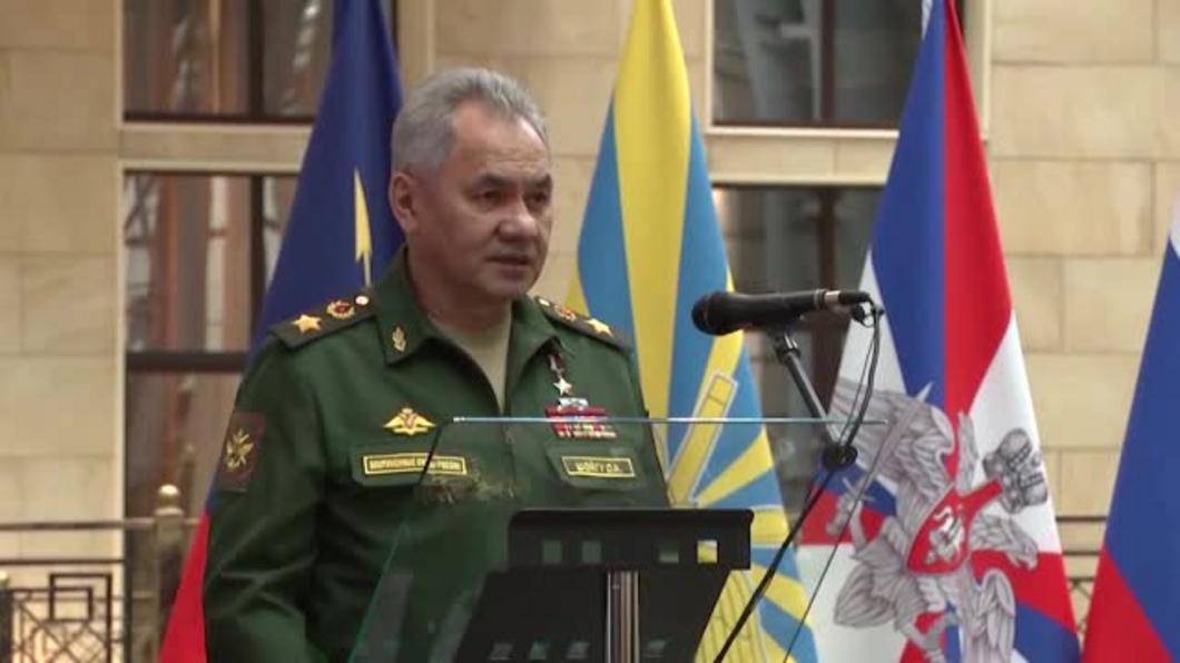 Шойгу вручил звезду Героя России выпускнику Казанского танкового училища Энверу Набиеву Шойгу вручил звезду Героя России выпускнику Казанского танкового училища Энверу Набиеву