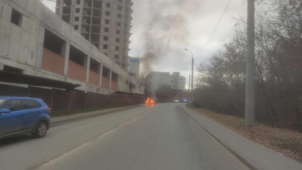 В Казани во время движения загорелась «Шевроле Нива» В Казани во время движения загорелась «Шевроле Нива»