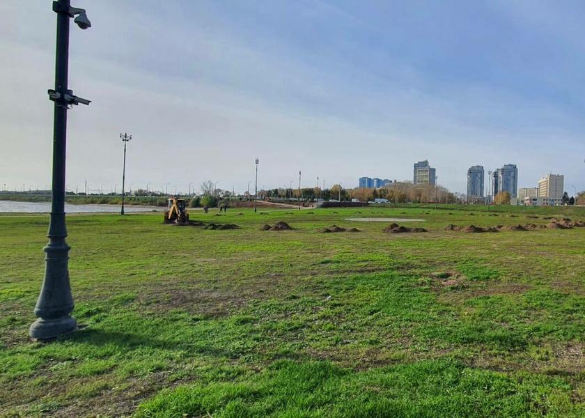 На площади у «Чаши» в Казани начали устанавливать новогоднюю елку