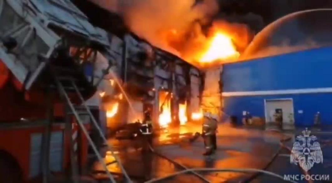 Пожар на складе с пластиковой продукцией в Екатеринбурге охватил уже 4 тысяч кв. м