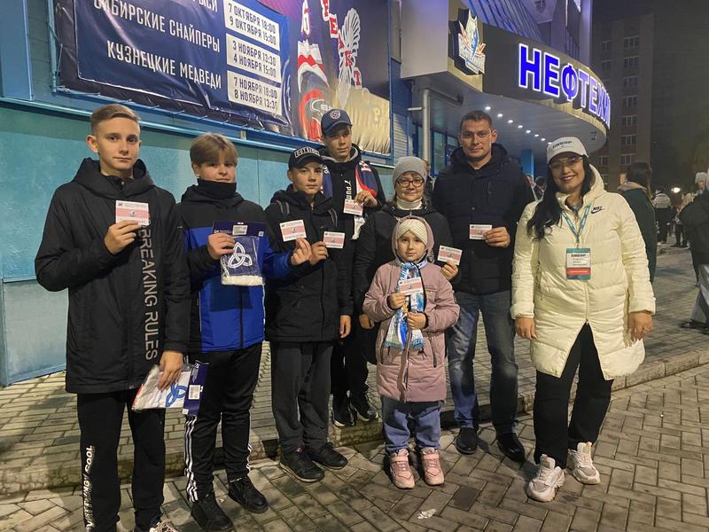 Семьи мобилизованных сотрудников «Нижнекамскнефтехима» бесплатно посещают хоккейные матчи