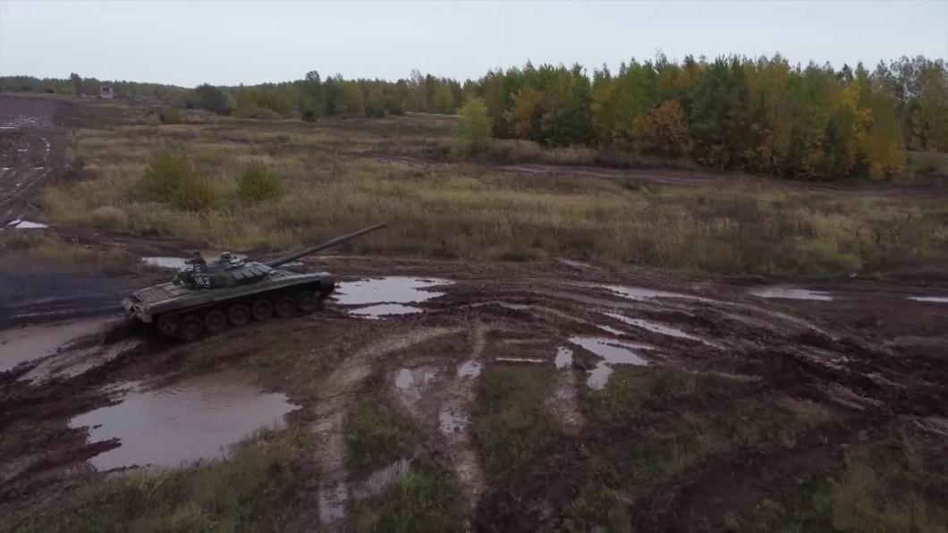 На полигоне Казани мобилизированные проходят обкатку танками