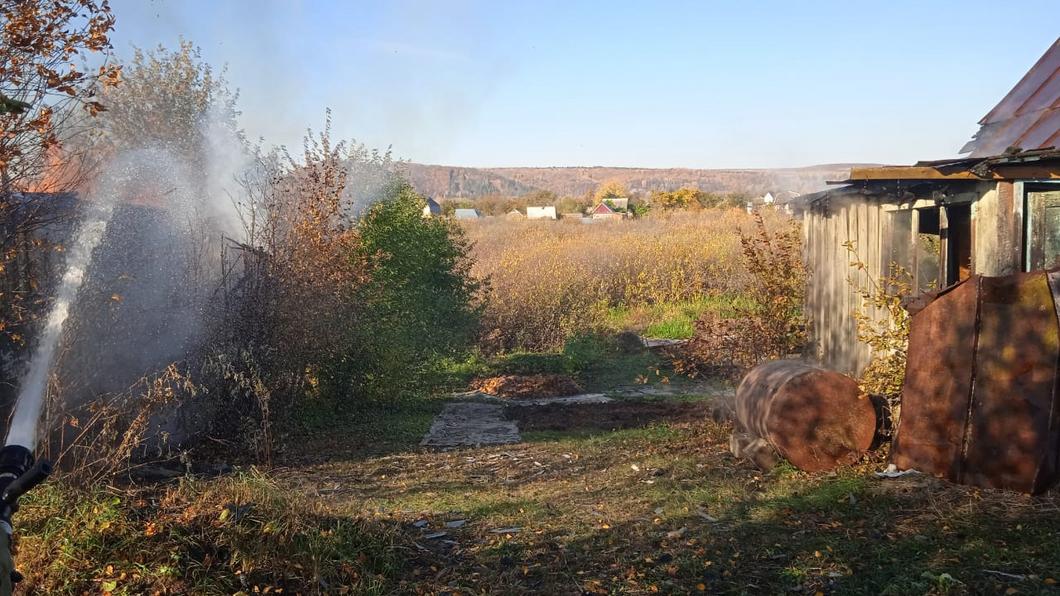 В дачном массиве под Нижнекамском полыхал дом