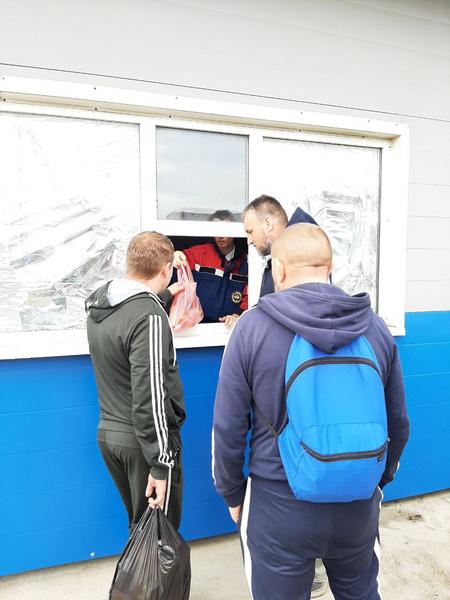 Татарстанские волонтёты помогают ожидающим паромной переправы в Керченском порту Татарстанские волонтёты помогают ожидающим паромной переправы в Керченском порту