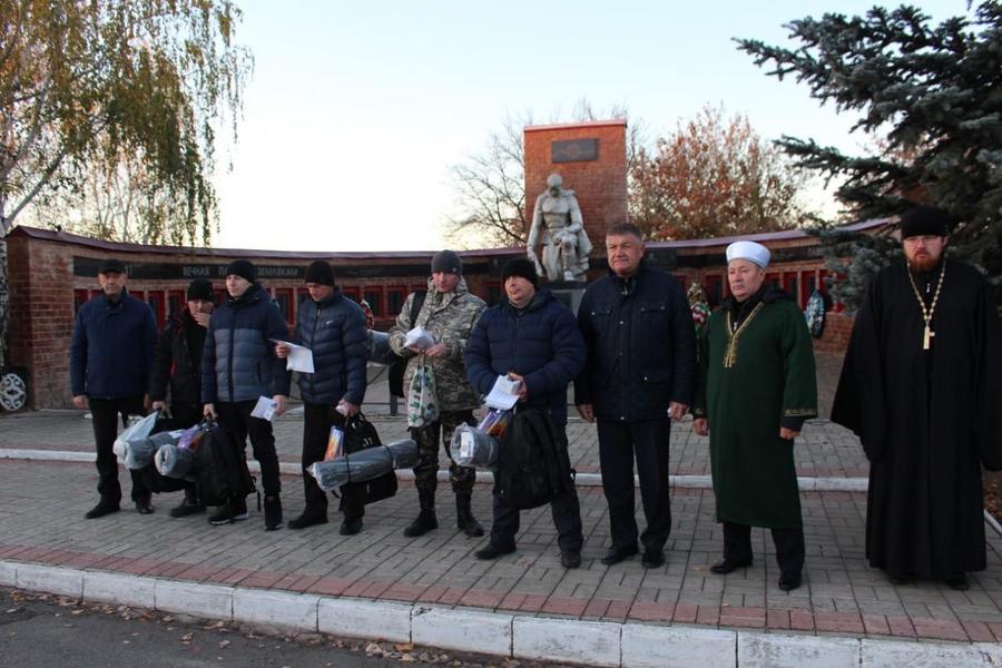 В татарстанском селе Новошeшминск у мемориала «Вечный огонь» проводили бойцов