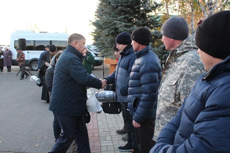 В татарстанском селе Новошeшминск у мемориала «Вечный огонь» проводили бойцов