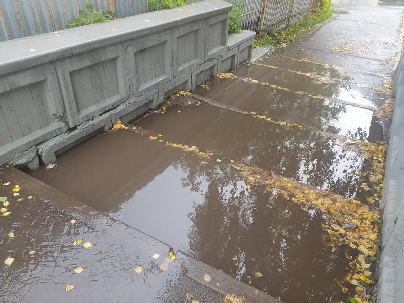 Добираться до гимназии №22 нижнекамским ученикам приходится по темной дороге, усыпанной ямами