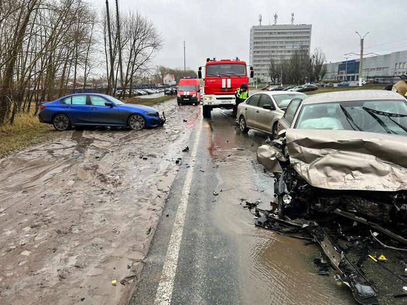 Водитель на BMW устроил аварию на промзоне в Нижнекамске с двумя Polo