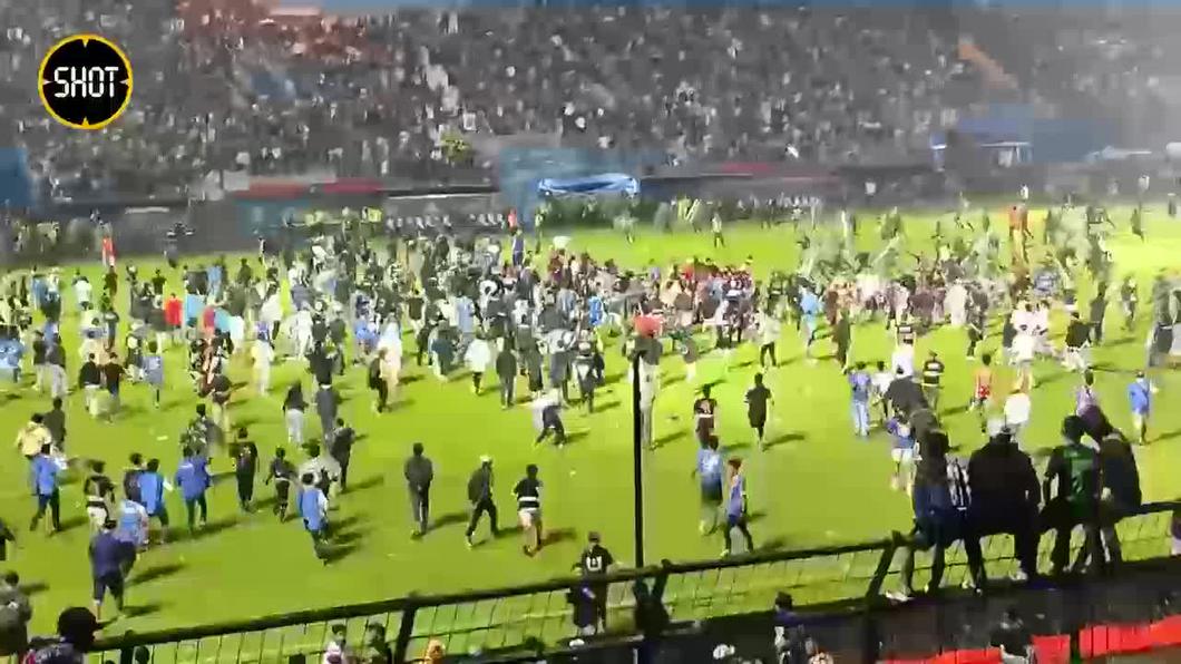 Болельщики устроили беспорядки в Индонезии после футбольного матча: погибли более 120 человек