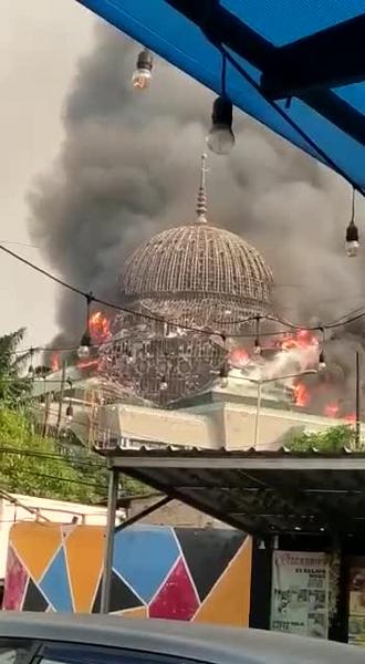 Из-за пожара в Индонезии обрушился купол мечети