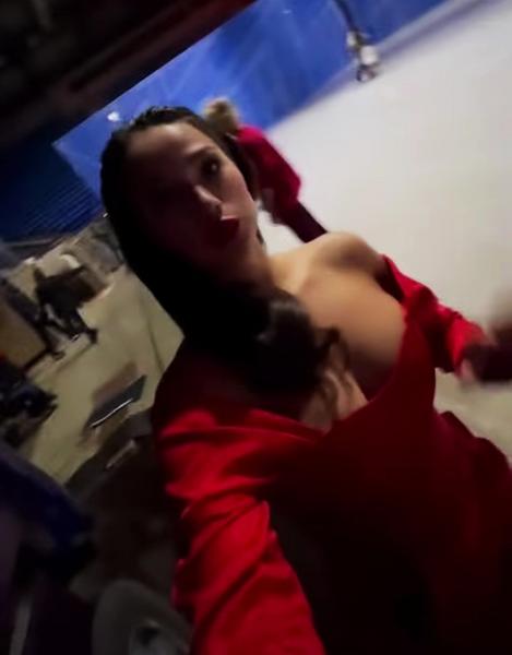 Алина Загитова «убила» фанатов глубоким декольте