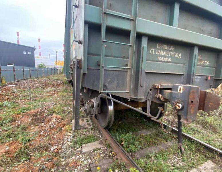 У «Ал-Мета» в Челнах сошли с рельс груженые металлическими брикетами вагоны