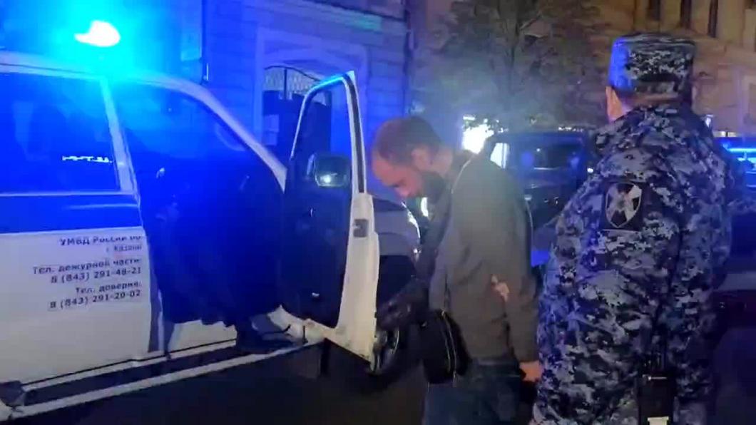 Пьяный посетитель казанского бара «Гадкий Койот» бросился с ножом на охранника