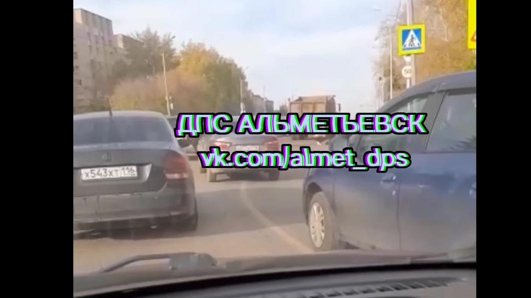 Соцсети: в Альметьевске КАМАЗ наехал на пешехода с велосипедом