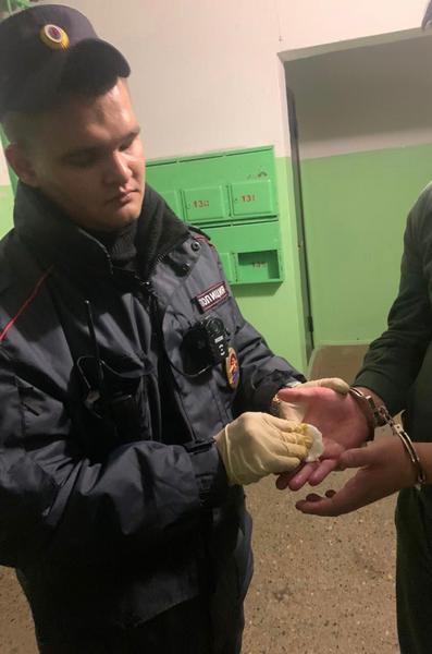 В Нижнекамске двух молодых мужчин отправили под стражу на пять суток за найденный у них наркотик