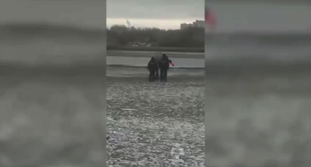 В Казани спасатели помогли мужчине, который увяз в болотистом дне Казанки