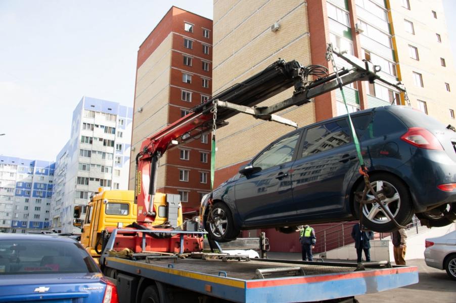 Нижнекамский чиновник пошел «охотиться» на любителей парковаться на тротуарах Нижнекамский чиновник пошел «охотиться» на любителей парковаться на тротуарах
