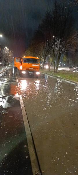 Дорожники вышли на ликвидацию последний ливня в Нижнекамске