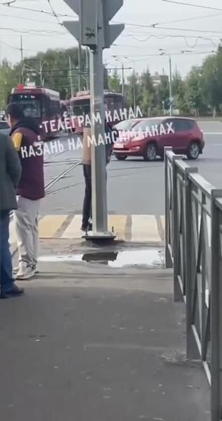 На улице Серова в Казани трамвай сошел с рельсов
