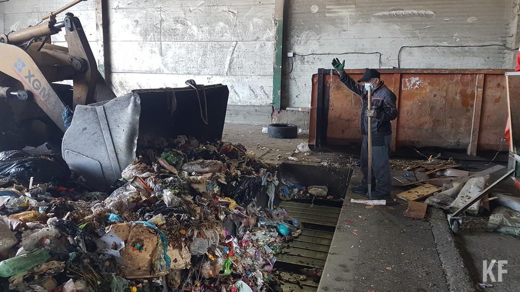 «Ни в коем случае не допускается смешение отходов»: как в Казани перерабатывают мусор