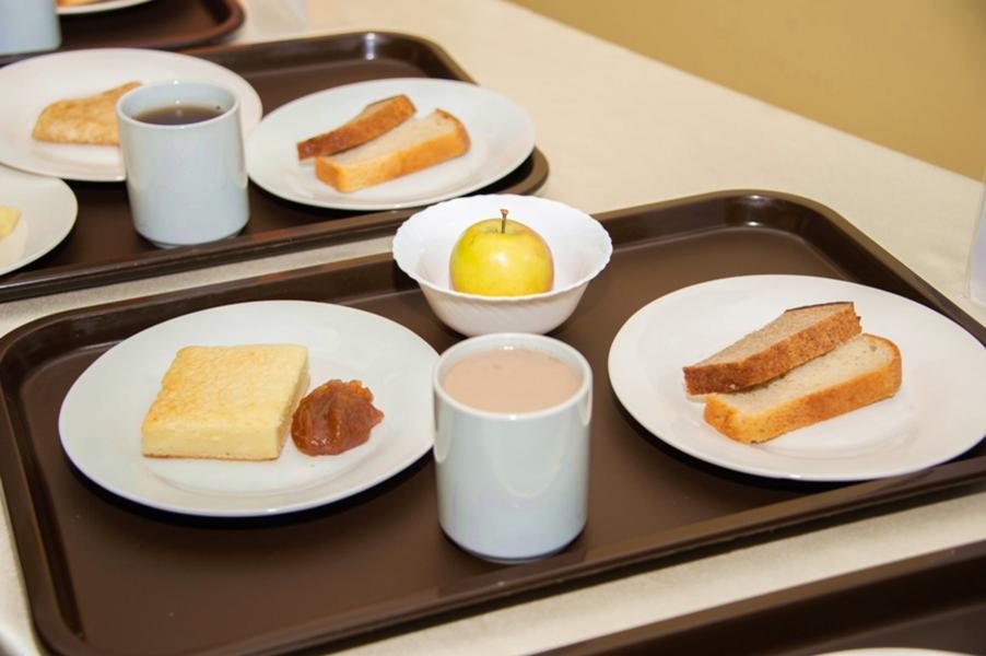 Нижнекамских родителей покормили школьными обедами